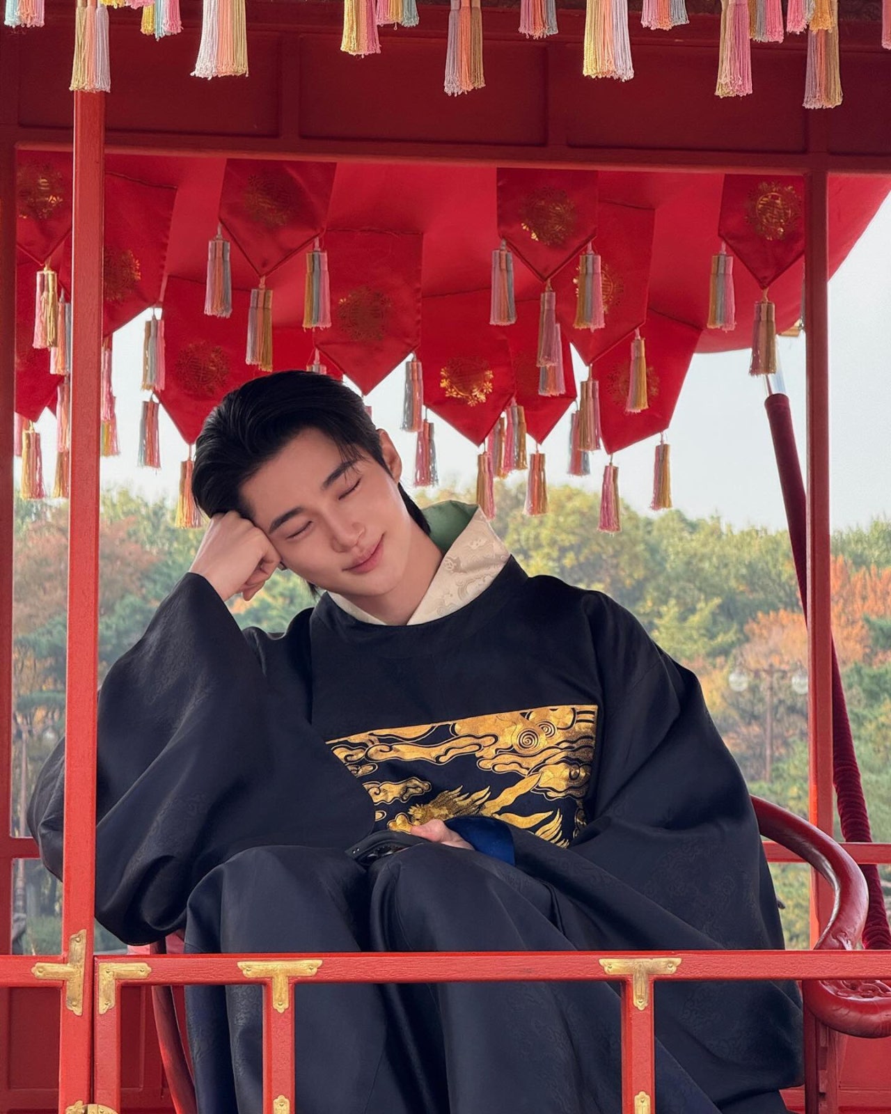 한복부터 교복까지, 안 어울리는 게 없는 비주얼 끝판왕!